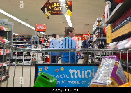 Einkaufen in Sainsbury Supermarkt mit Kamera in den Warenkorb zeigt absichtliche Bewegung in Großbritannien Stockfoto