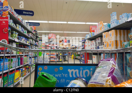 Einkaufen in Sainsbury Supermarkt mit Kamera in den Trolley im Vereinigten Königreich Stockfoto