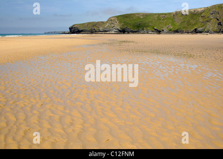 Blick entlang der Strand in Richtung Landzunge North Cornwall Coast, England, UK Stockfoto