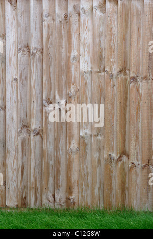 Zaun aus Holz Kratzer im Garten Stockfoto