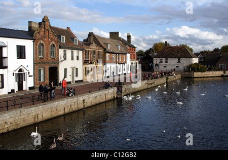 Aussicht auf Fluss Great Ouse und Kai von Kapellbrücke, St Ives, Cambridgeshire, England, UK Stockfoto