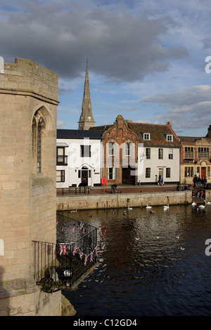 Blick auf den Kai entlang Fluss Great Ouse von Kapellbrücke, St Ives, Cambridgeshire, England Stockfoto