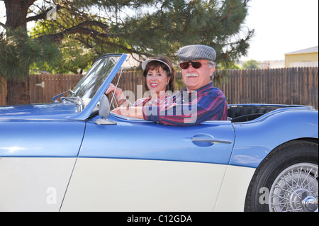 Ein hübsches Paar gefangen Boulevard Kreuzfahrt in ihr Cabrio in Capitan, New Mexico. Stockfoto