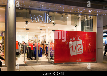 Sales bei Wallis Bekleidungsgeschäft in UK Stockfoto