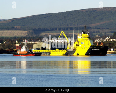 Versorgungsschiff und Schlepper im Hafen von Invergordon, Schottland. Stockfoto