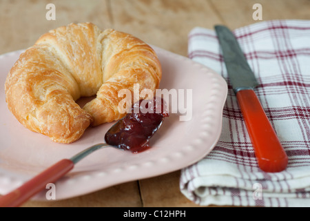 Französisches Frühstück mit croissant Stockfoto
