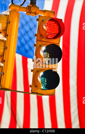 USA, New York City, Ampeln mit amerikanischen Flagge im Hintergrund Stockfoto