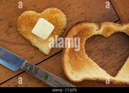 Herzförmige Toast auf Tisch Stockfoto
