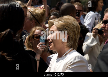 Vereinigte Staaten Staatssekretär Hillary Clinton im Gespräch mit Bewunderer Stockfoto