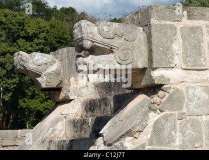 Maya-Schlangengott Kukulkan paar Skulpturen in Chichen Itza, Mexiko Stockfoto