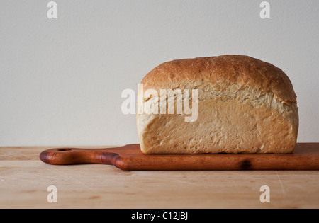 Nahaufnahme von Brot auf Schneidebrett Stockfoto