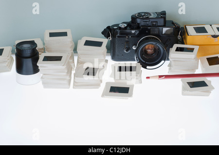 Nahaufnahme von Folien und Kamera auf Lichtkasten Stockfoto