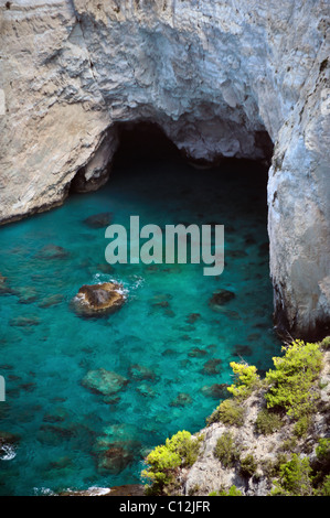 Panoramablick auf felsigen Strand und Höhle in Keri, Zakynthos, Griechenland. Stockfoto