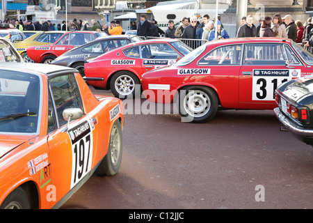 Monte Carlo Rally Glasgow, Autos vor dem Start geparkt, Schottland, Großbritannien Stockfoto