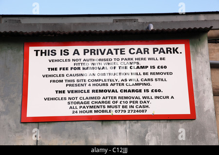 Ein Rad spannen Warnschild auf einem privaten Parkplatz in einer Stadt, U.K. Stockfoto