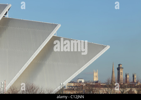 SEC Armadillo und Kirchen im Morgengrauen, Glasgows West End, Schottland, Großbritannien Stockfoto