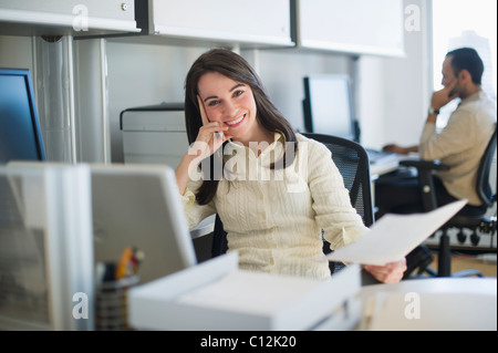 USA, New Jersey, Jersey City, Business-Frau und Mann im Büro arbeiten Stockfoto
