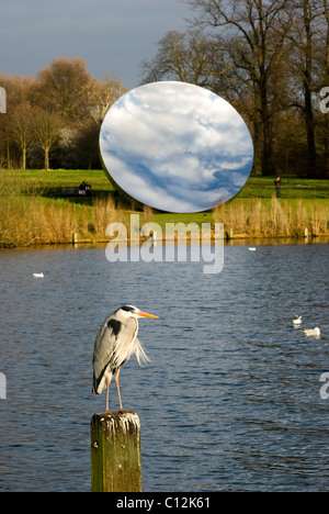 Anish Kapoor, Sky Mirror 2006 (die Welt auf den Kopf drehen, Kensington Gardens, London) Stockfoto