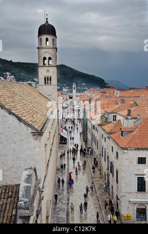 Ansicht des franziskanischen Glockenturm und wichtigsten Straße Stradum in Dubrovnik, Kroatien von alten Stadtmauern. Stockfoto