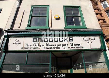 Eine alte Ladenschild auf eine geschlossene Zeitschriftenläden in Nottingham, England, Vereinigtes Königreich Stockfoto