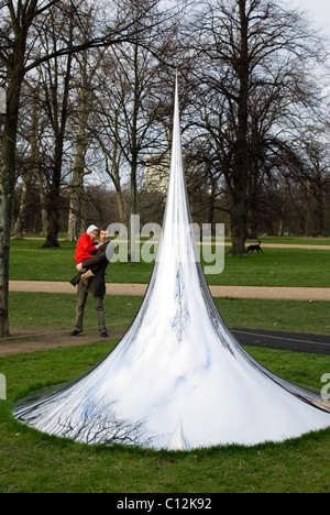 Anish Kapoor, Non - Objekt (Turmspitze) 2007, Ausstellung: Turning the World Upside Down, Kensington Gardens, London Stockfoto