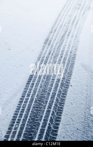 USA, New York City, Reifenspuren im Schnee Stockfoto