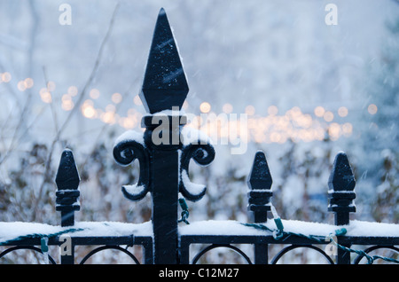 USA, New York State, New York City, antiker Zaun mit Schnee bedeckt Stockfoto