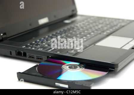 Laptop mit einer cd in das Fach Stockfoto