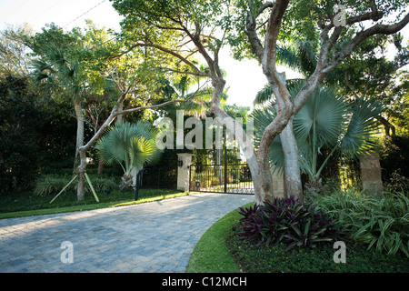 Diese Stuart, Florida Eingang hat eine Vielzahl von einheimischen Pflanzen im Vorgarten. Stockfoto