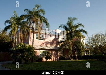 Diese Stuart, Florida home hat eine Vielzahl von einheimischen Pflanzen im Vorgarten. Stockfoto