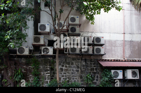 Klimaanlagen auf der Seite eines Gebäudes in Manila Stockfoto