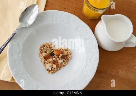 Frühstücks-Cerealien in Schale in Herzform Stockfoto