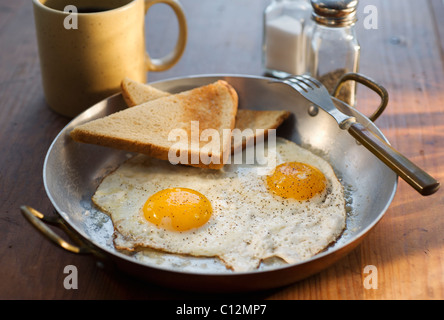 Spiegeleier mit toast Stockfoto