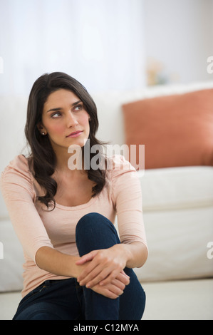 USA, New Jersey, Jersey City, Porträt der jungen Frau am Boden Stockfoto