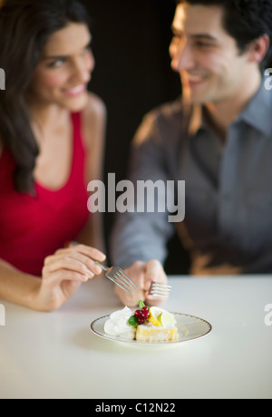 Junge glückliche Paar teilen Dessert, Studio gedreht Stockfoto