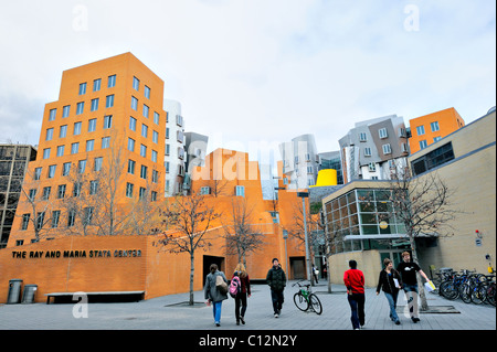 Studenten von der Ray und Maria Stata Center von dem Architekten Frank Gehry am oberen uni Massachusetts Institut für Technologie, MIT, Cambridge MA, USA Stockfoto