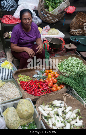 Balinesische Woamn sitzen mit ihren waren auf dem Markt in Ubud, Bali, Indonesien Stockfoto