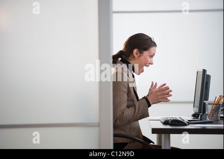 USA, New Jersey, Jersey City, Porträt der jungen Frau im Büro Stockfoto