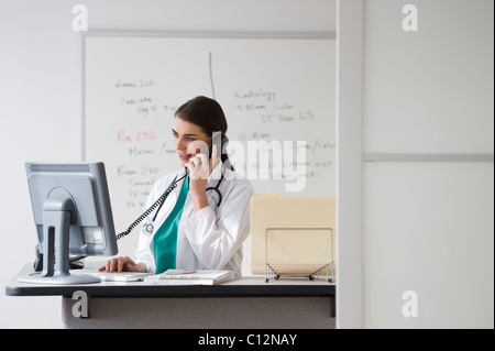 USA, New Jersey, Jersey City, junge Ärztin, die im Büro arbeiten Stockfoto