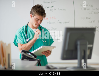 USA, New Jersey, Jersey City, Chirurgen arbeiten in Büro Stockfoto