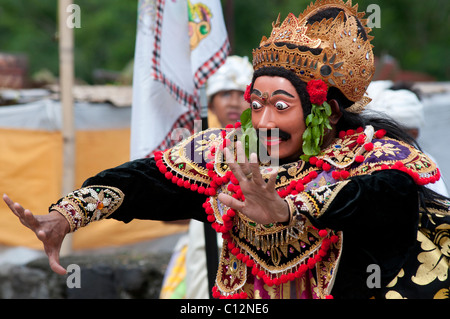 Ein maskierter Topeng Performer bei einem Tempelfest in Padang Bai, Bali, Indonesien Stockfoto