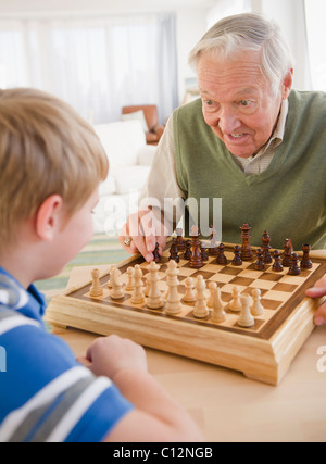 USA, New Jersey, Jersey City, Großvater und Enkel (8-9) spielen Schach Stockfoto