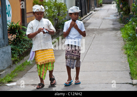 Balinesische zwei jungen auf dem Weg zu einem Tempelfest in Padang Bai auf Bali Stockfoto