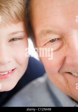 USA, New Jersey, Jersey City, Nahaufnahme von lächelnden Gesichtern der Großvater und Enkel (8-9) Stockfoto