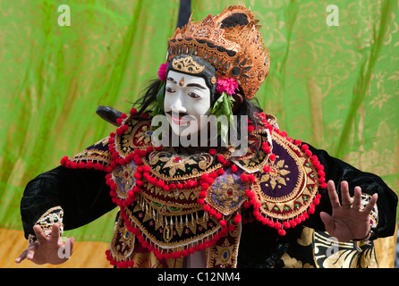 Ein maskierter Topeng Performer bei einem Tempelfest in Padang Bai, Bali, Indonesien Stockfoto