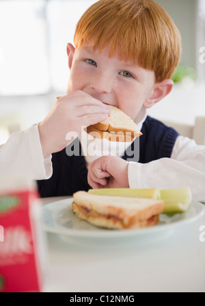 USA, New Jersey, Jersey City, Porträt der jungen (8-9) Essen sandwich Stockfoto