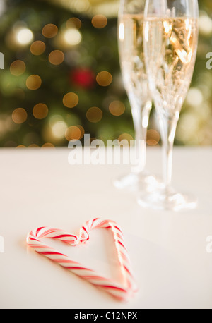 USA, New Jersey, Jersey City, Weihnachten in Herzform Zuckerstangen in der Nähe von Champagner Stockfoto