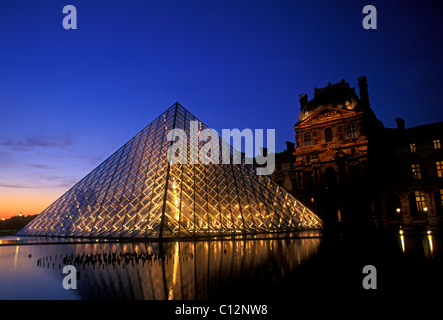 Glas Pyramide, vom Architekten ich m Pei, Innenhof, Cour Napoleon, Louvre Museum, Kunstmuseum, französische Museum, Museum, Paris, Ile-de-France, Frankreich
