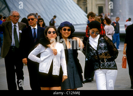 3 Drei jungen erwachsenen Frauen, Touristen Besucher besuchen, Innenhof, Cour Napoleon, Louvre, Paris, Paris, Ile-de-France, Frankreich, Europa Stockfoto