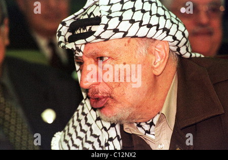 Palästinensischen Präsidenten Yasser Arafat an eine Dringlichkeitssitzung der arabischen Liga zu diskutieren, den letzten israelisch-palästinensischen Konflikt. Stockfoto